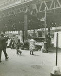 Pushcart vendors under the 8th Avenue elevated train at West 145th Street, Harlem, May 8, 1939
