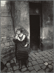 La Villette, rue Asselin, fille publique faisant le quart devant sa porte, 19e