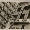 On his fact-finding trip, Reichs Labor Minister Seldte was received by the Duce; he saw settlement houses in Naples, built during the war, which had been gaily decorated in honor of the German guests.
