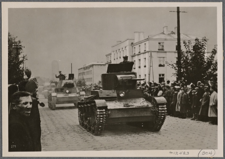 Брест парад вермахта. Парад советских и немецких войск в Бресте в 1939 году. Парад РККА И вермахта в Бресте. Парад вермахта и РККА В Бресте 1939. Парад вермахта перед частями РККА В Бресте.