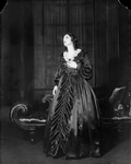 Katharine Cornell as Elizabeth Barrett. (Costume designed by Jo Mielziner.)