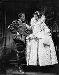 Lynn Fontanne (Queen Elizabeth) and Alfred Lunt (Earl of Essex).  Costumes deisgned by Lee Simonson.