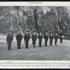 Alphonse XIII, á l'âge de dix ans, faisant l'exercise militaire avec quelques petits camarades, dans une allée du parc royal a Madrid.