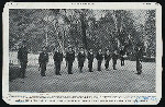 Alphonse XIII, á l'âge de dix ans, faisant l'exercise militaire avec quelques petits camarades, dans une allée du parc royal a Madrid.