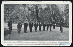 Alphonse XIII, á l'âge de dix ans, faisant l'exercise militaire avec quelques petits camarades, dans une allée du parc royal a Madrid.