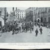 L'Attentat anarchiste contre les souverains d'Espagne ; L'Attentat de Madrid. -- Photographie instantanée prise à l'extrémité de la calle Mayor au moment précis de l'explosion.  Le carrosse tournant au premier plan précède le carrosse royal qui est à cet instante, entiérement caché par la fumée de l'explosion sous la banderule tendue en face du 88 Calle Mayor