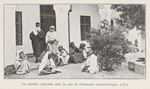 Les malades indigènes dans la cour du dispensaire antisyphilitique, à Fez