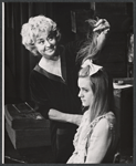 Joan Blondell and Swoosie Kurtz in the stage production The Effect of Gamma Rays on Man-in-the-Moon Marigolds
