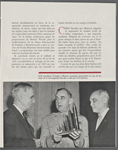 Los senadores Truman y Burton examinan proyetiles en una de las fases de la investigación llevada a cabo por la Comisión.