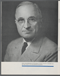 Esta fotografia del Presidente Truman muestra la decisión con que hace frente a sus trascendantales funciones. 