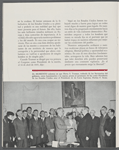 El momento solemne en que Harry S. Truman, rodeado de los Secretarios del gabinete, otros funcionarios y su esposa, presta el juramento de ley como Presidente de los Estados Unidos ante el Presidente de da Corte Suprema, Harlan F. Stone.