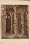 Masjîd-i-Kutb-ul-Islâm. Pillars in the north-east corner of the mosque