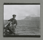 Kitoboi" vykhodim iz Atlanticheskog Okeana v Sredizemnoe More.  Sprava-Gibraltar, 9/10/20.  Na mostike: Vperedi: Leit. N. I. Bobarykov, Pozadi: Mshm. A. B. Lesgaft.