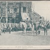 Une parade militaire Allemande. L'empereur Guillaume II, entrant à Crefeld, le 2 avril, à la tête du régiment des "hussards de la danse" venant de Dusseldorf, reçoit les souhaits de bienvenue de la munipaliéé