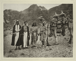 Das Reitkameel (Hèdjîn) des Scherîf Jahja, eines Sohnes des Scherîf Ahmed, dessen Vater der berühmte 1886 verstorbene Grossscherîf Abd èl-Muttálib […] mit einer reich mit Silber gestickten Satteldecke (batât). Den Zaum hält der Sklave Jahja’s…