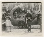 Theda Bara gesturing from a float in the motion picture Cleopatra