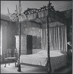 Suite with canopy bed
