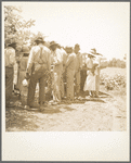 Lunchtime for cotton hoers. Mississippi Delta