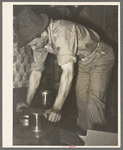 Pressing top onto tin can full of syrup. Syrup mill near New Iberia, Louisiana