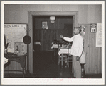 Negro factorum ringing bell for dinner. Hotel, San Augustine, Texas