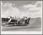 Beet unloading and piling machine, East Grand Forks, Minnesota