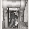 Adjusting the bale of cotton in the jaws of the compressor. Houston, Texas