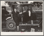 White migrant woman at side of automobile while camped near Prague, Oklahoma. Lincoln County, Oklahoma