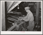 Adjusting peanut grader. Peanut-shelling plant. Comanche, Texas