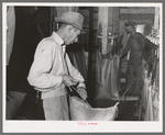 Sacking graded peanuts. Peanut-shelling plant. Comanche, Texas