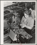 Wrapping and packing pears. Hood River, Oregon