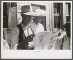 Florida migrants studying road map before leaving Elizabeth City, North Carolina for the state of Delaware.