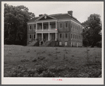 The Drayton Hall, the last of eighteen similar Georgian homes which were burned after the War of the States by Union. Near Summerville, South Carolina.