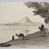 Vue lointaine des pyramides Nº 1