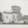 Vue de la Fontaine et de l'École d' Jsmayl-Bey sur la rue Souo-el-Asr.