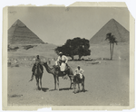Bedouins à dos de chameau aux pyramides.