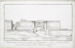Portail antique et bien conservé, plein de hiéroglyphes en couleurs, et dont les Arabes se sont servi pour une porte de la ville de Habu, à présent entiérement ruinée. (a. Premiére muraille, b. Seconde muraille, c. Troisième muraille chargée de hiéroglyphes.)