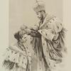 Ego Imperatorskoe Velichestvo Gosudar' Imperator Nikolai Aleksandrovich , vozlagaiushchii koronu na glavu Eia Imperatorskago Velichestva Gosudaryni Imperatritsy Aleksandry Feodorovny