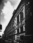 Siegel-Cooper Building on east side of Sixth Ave, between 18th and 19th streets