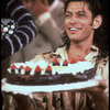 Actor Jeff Goldblum with birthday cake in honor of producer Joseph Papp's birthday, on the set of "Twelfth Night" at the Delacorte Theater in Central Park (New York)